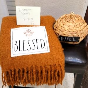 Rae dunn throw/ pumkin